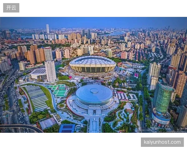 上海徐家汇体育公园在城市更新中一体化规划，呈现了体育功能与都市公共空间的深度融合方案
